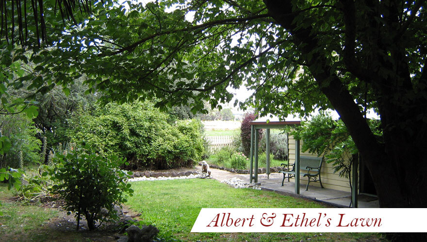 Albert and Ethels Lawn - Gayfords Cottages Clunes