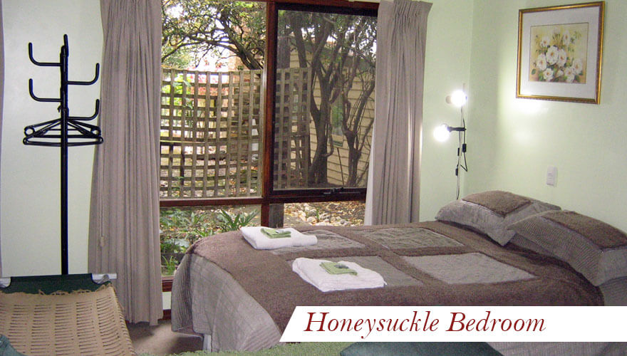 Honey Suckle Bedroom - Gayfords Cottages Clunes
