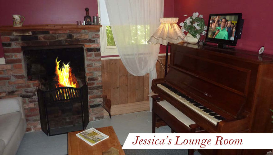 Jessicas Lounge Room - Gayfords Cottages Clunes